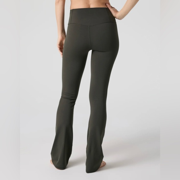 ✨ Vuori AllTheFeels™ Slim Flare Pants – Kale – Size Medium ✨